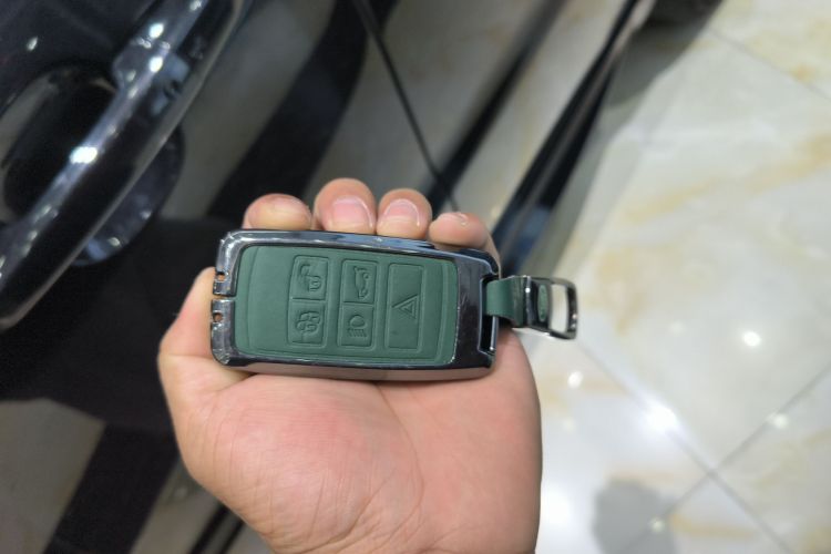 路虎 揽胜运动版 2022款 3.0 L6 耀黑版中控内饰11