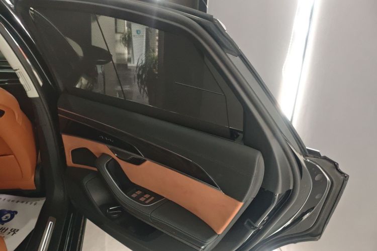 奥迪A8 2024款 A8L 50 TFSI quattro 臻选型中控内饰7006