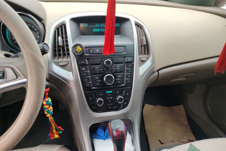 别克 英朗 2013款 GT 1.6L 自动时尚版中控内饰16