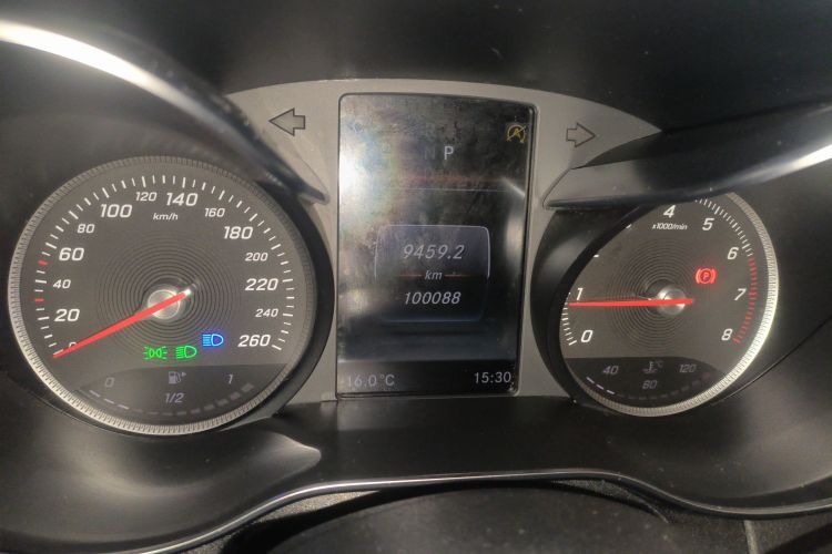 奔驰C级 2018款 C 200 运动版中控内饰14