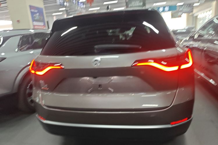 蔚来ES8 2020款 580KM 六座版车身外观6