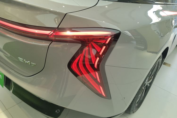 红旗EH7 2025款 600 智选版车身外观9