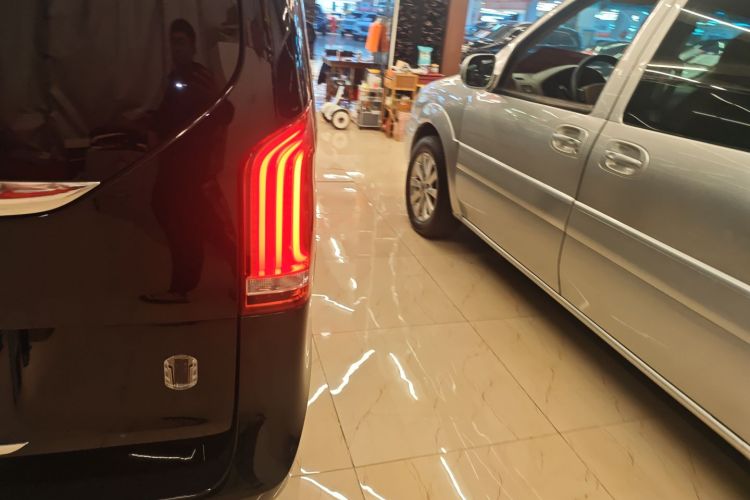 奔驰V级 2018款 V 260 领航版 国V车身外观9