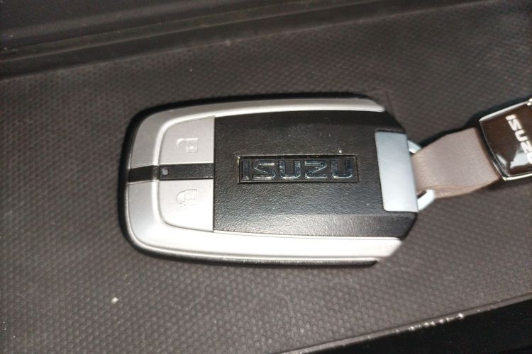 五十铃 mu-X牧游侠 2022款 2.0T 汽油自动四驱劲悦型 5座中控内饰11