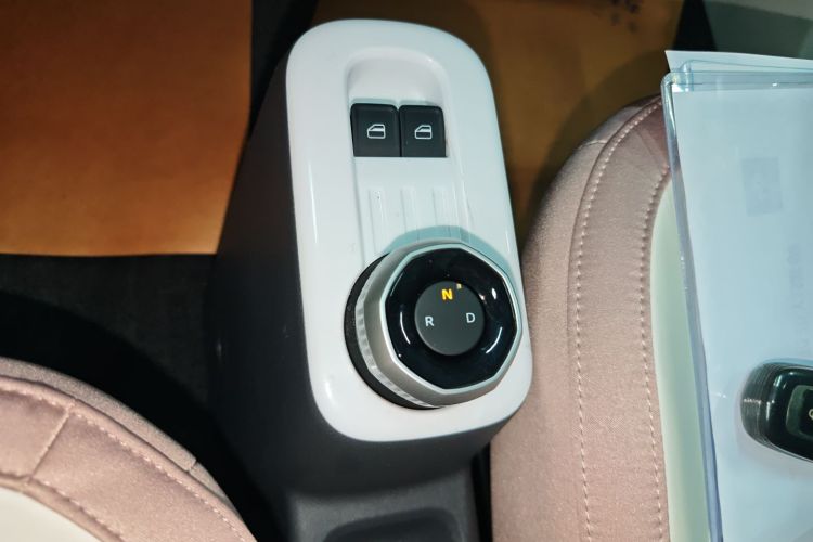 吉利银河 2025款 210km 熊猫卡丁中控内饰18