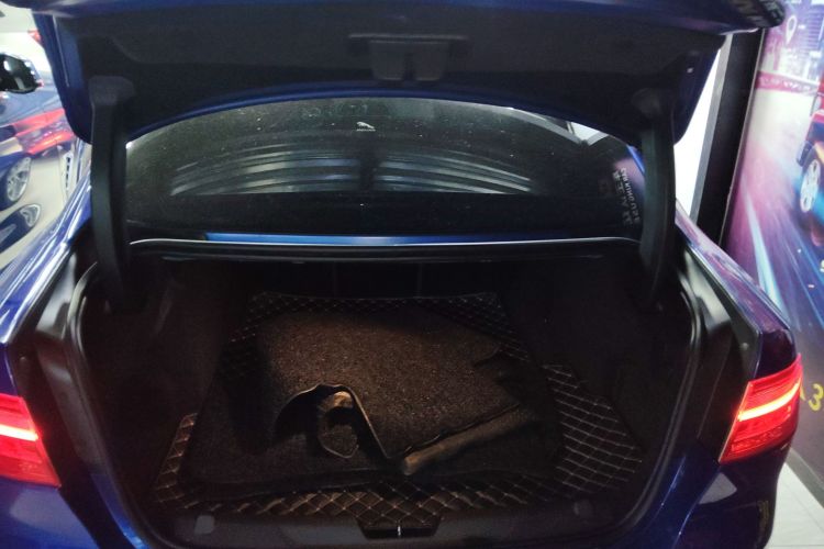 捷豹XEL 2019款 2.0T 200PS 尊享版机舱底盘23