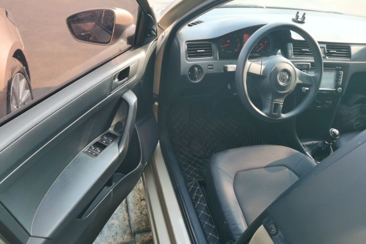 大众 桑塔纳 2013款 1.4L 手动风尚版中控内饰7003