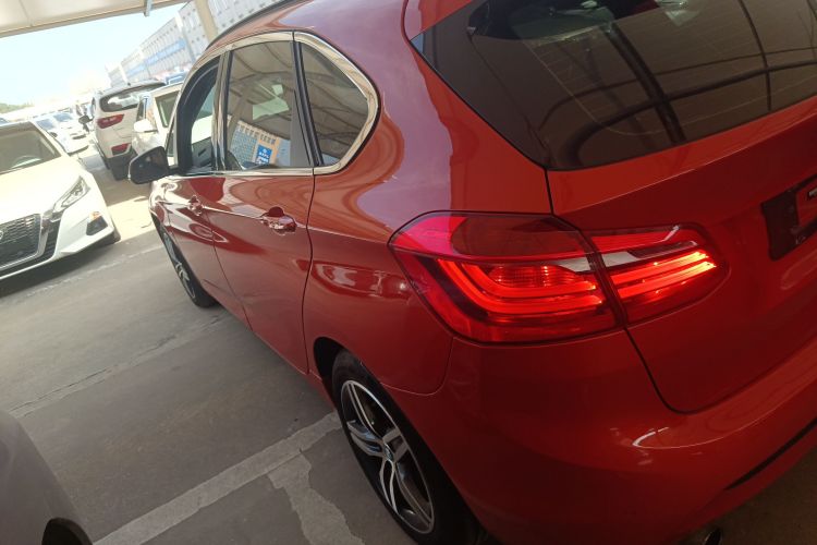 宝马2系旅行车 2016款 218i 运动设计套装车身外观4