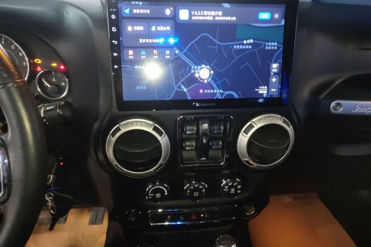 Jeep 牧马人 2014款 3.0L Sahara 四门版中控内饰16