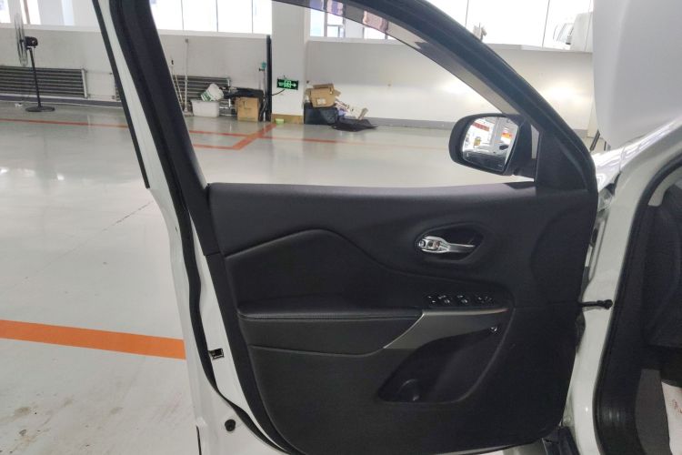 Jeep 自由光 2019款 2.0T 两驱智享版 国V中控内饰47