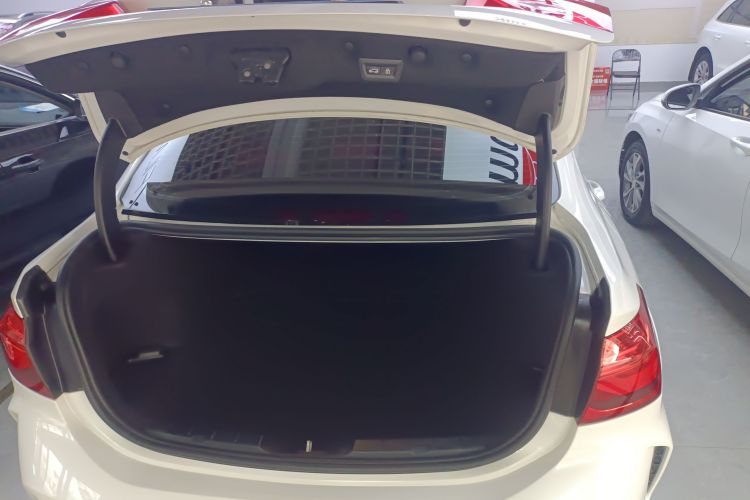 宝马1系 2021款 125i M运动曜夜版机舱底盘23