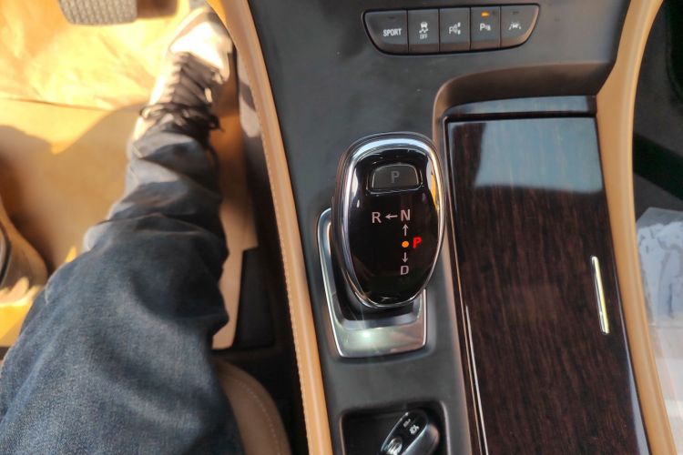 别克 君越 2016款 28T 豪华型中控内饰18