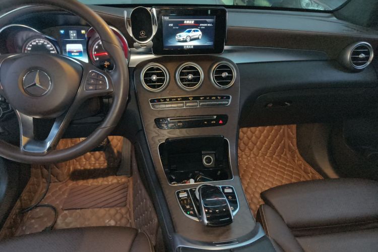 奔驰GLC 2017款 GLC 300 4MATIC 动感型中控内饰16