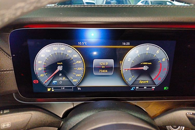 奔驰E级 2019款 E 300 L 运动时尚型中控内饰14