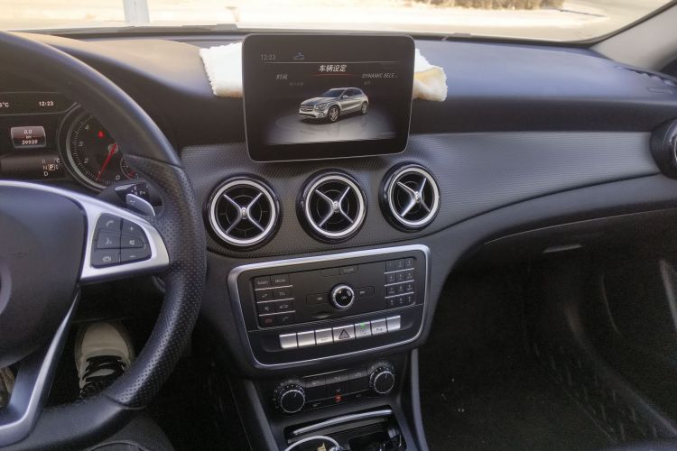 奔驰GLA 2018款 GLA 200 动感型中控内饰16