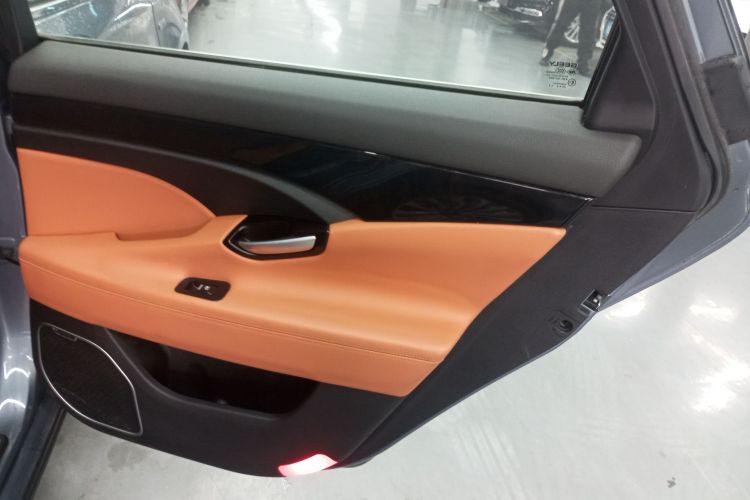 吉利汽车 博瑞 2015款 1.8T 尊贵型中控内饰7006