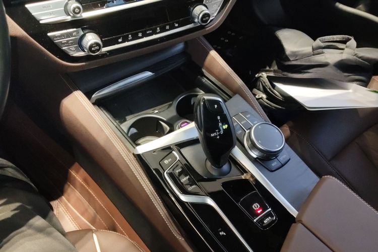 宝马5系 2023款 530Li 领先型 M运动套装中控内饰18