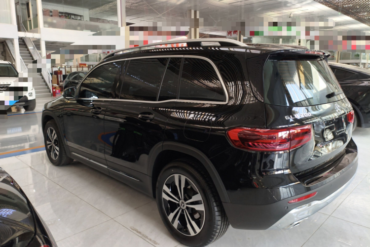 奔驰GLB 2024款 GLB 200 动感型车身外观4