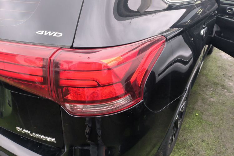 三菱 欧蓝德 2020款 2.4L 四驱致享版 7座车身外观9