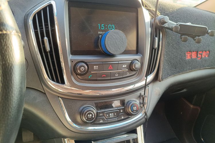 宝骏560 2015款 1.8L 手动精英型中控内饰16