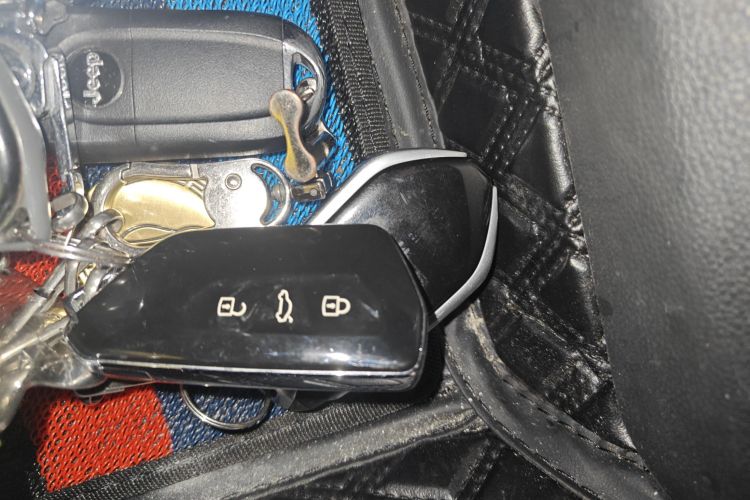 大众 途观L 2025款 出众款 330TSI 自动两驱R-Line龙耀版中控内饰7001