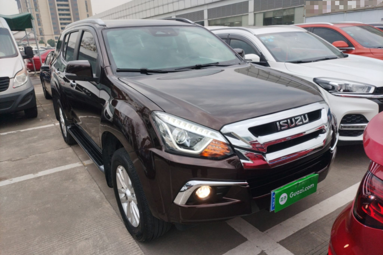 五十铃 mu-X牧游侠 2022款 2.0T 汽油自动四驱劲悦型 5座车身外观3