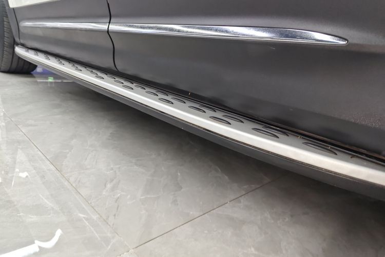 奔驰GLB 2022款 改款二 GLB 200 动感型局部细节9002