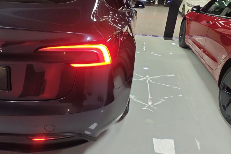 特斯拉 Model 3 2023款 后轮驱动版车身外观9