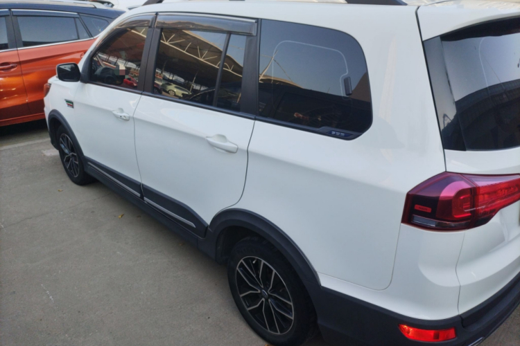 SWM斯威汽车 SWM斯威X3 2021款 1.5L 手动舒适型 7座车身外观4