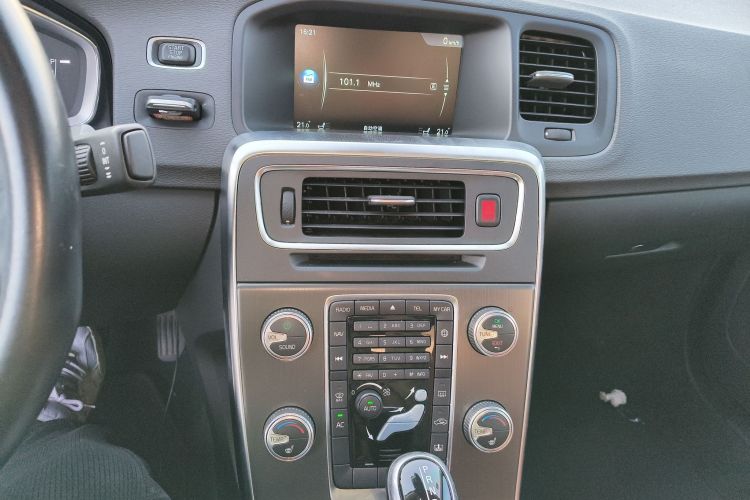 沃尔沃S60 2015款 S60L T5 智驭版中控内饰16