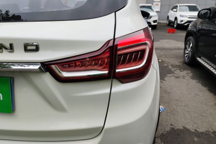 陆风X2 2017款 1.6L 手动锋锐版车身外观9