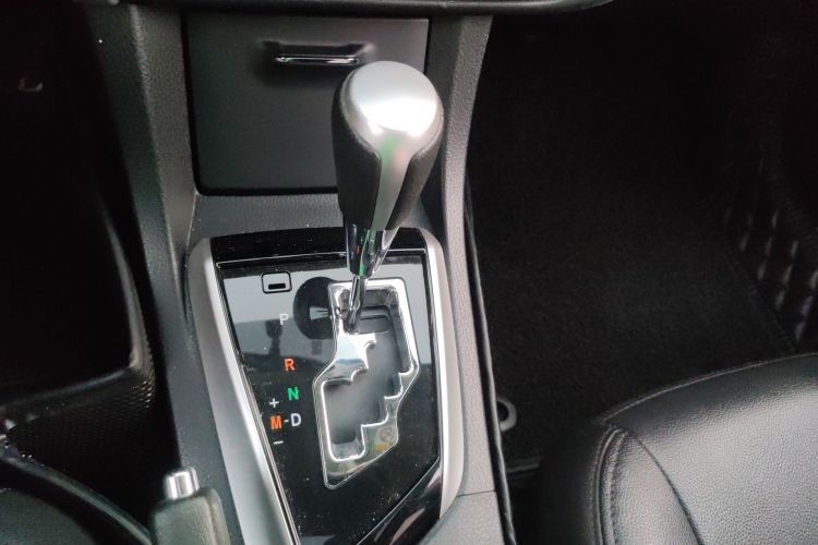 丰田 卡罗拉 2017款 改款 1.2T S-CVT GL-i中控内饰18