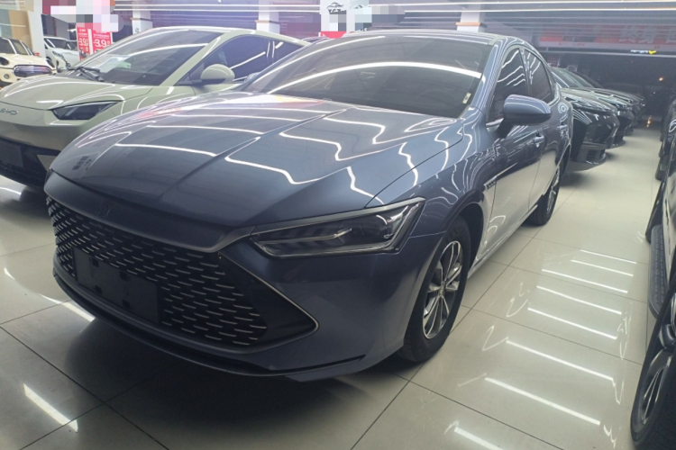 比亚迪 秦PLUS 2024款 荣耀版 DM-i 55KM领先型车身外观1