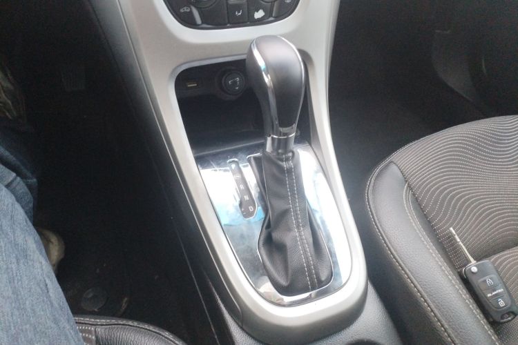 别克 英朗 2014款 XT 1.6L 自动时尚版中控内饰18