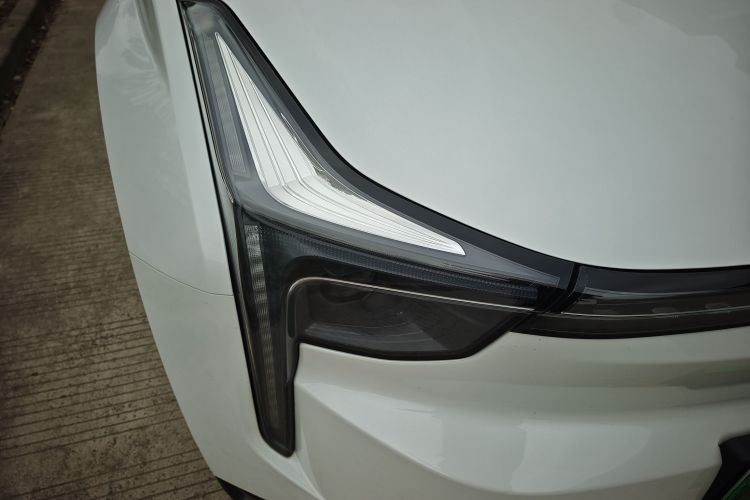 哪吒汽车 哪吒U 2022款 智610 三元锂车身外观8