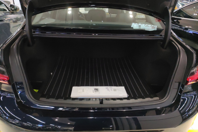 宝马3系 2025款 330Li M运动曜夜套装机舱底盘23