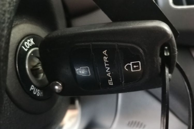 现代 悦动 2011款 1.6L 自动舒适型中控内饰11