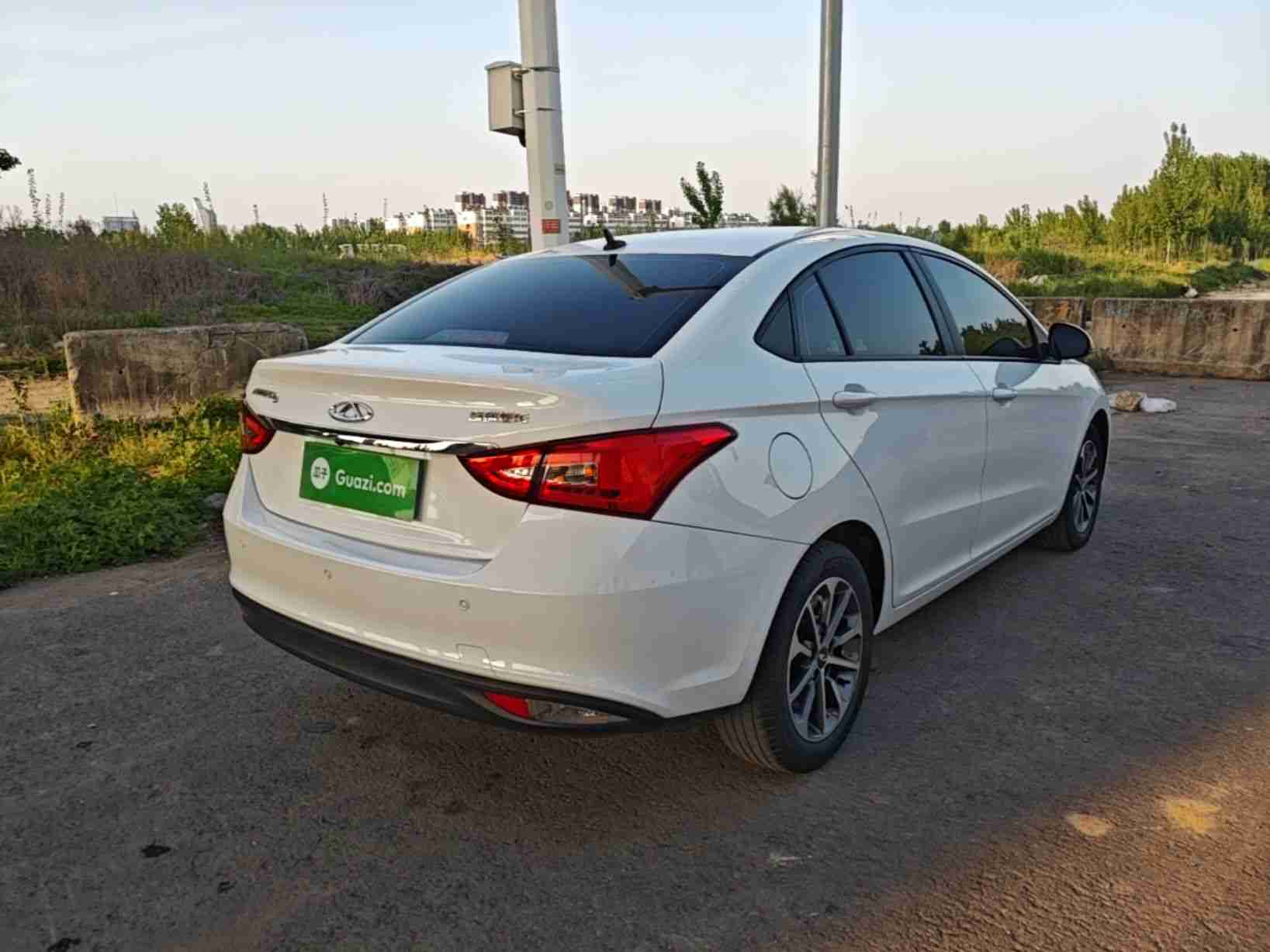车辆右后45度视角实拍