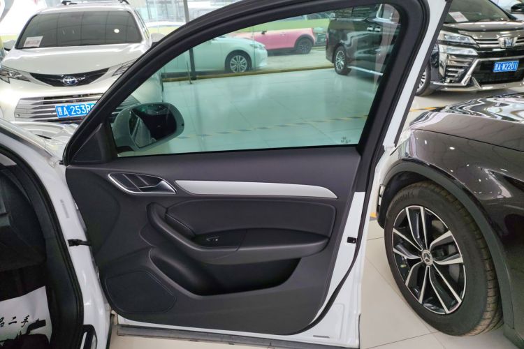 奥迪Q3 2018款 30周年年型 30 TFSI 时尚型中控内饰42