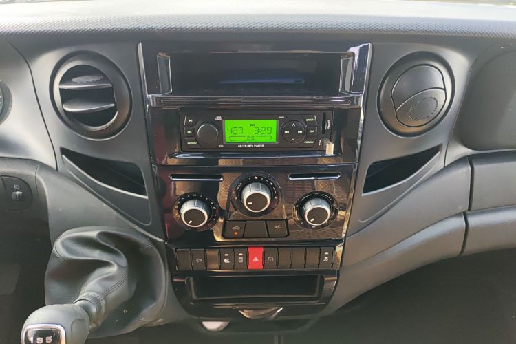 依维柯欧胜 2021款 2.0T 手动超瑞短轴高顶侧拉门F1A中控内饰16