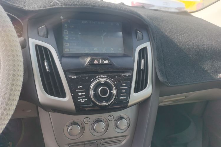 福特 福克斯 2012款 三厢 1.6L 手动舒适型中控内饰16