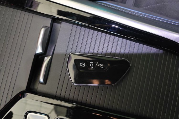 大众 帕萨特 2025款 Pro 380TSI 星空龙尊版中控内饰7001