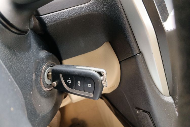 丰田 凯美瑞 2016款 2.0E 十周年纪念精英版中控内饰11