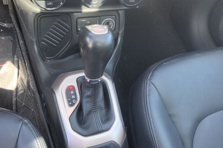 Jeep 自由侠 2017款  180T 自动劲能版局部细节18