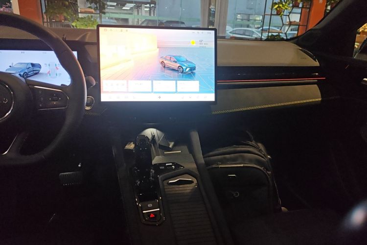 领克03 2025款 1.5TD DCT冠军版Pro中控内饰16