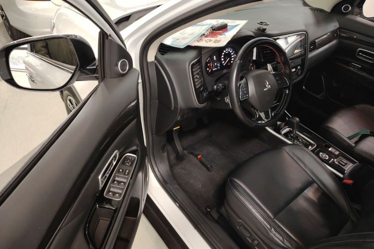 三菱 欧蓝德 2019款 2.4L 四驱致享版 5座 国VI中控内饰7003