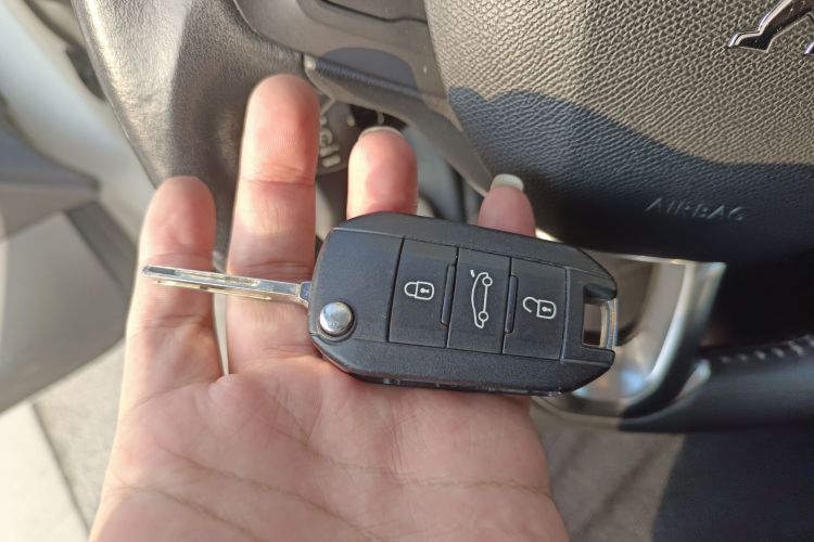 标致308S 2015款 1.2T 自动劲驰版中控内饰11