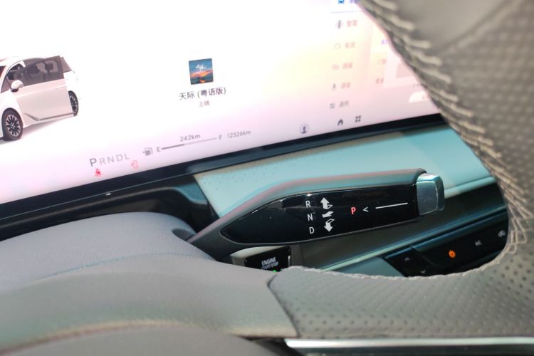 别克GL8 2025款 陆尊 智享版中控内饰18