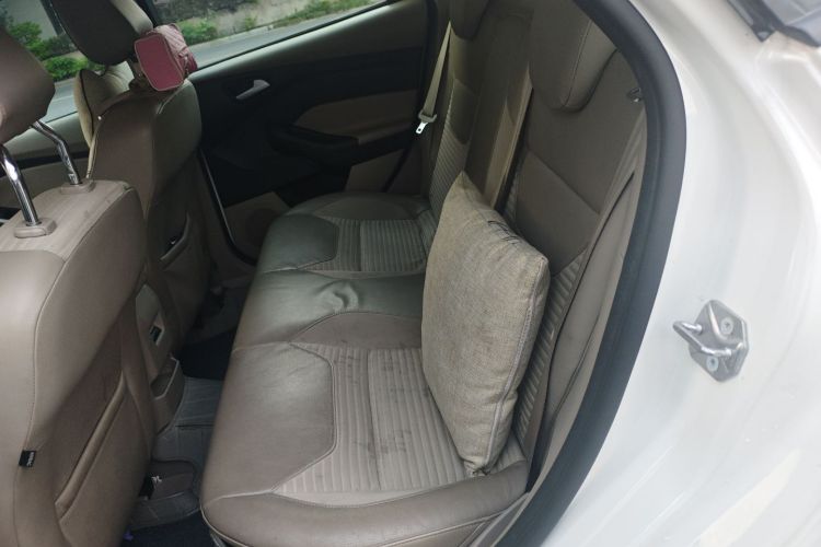 福特 福克斯 2015款 两厢 1.6L 自动风尚型中控内饰21