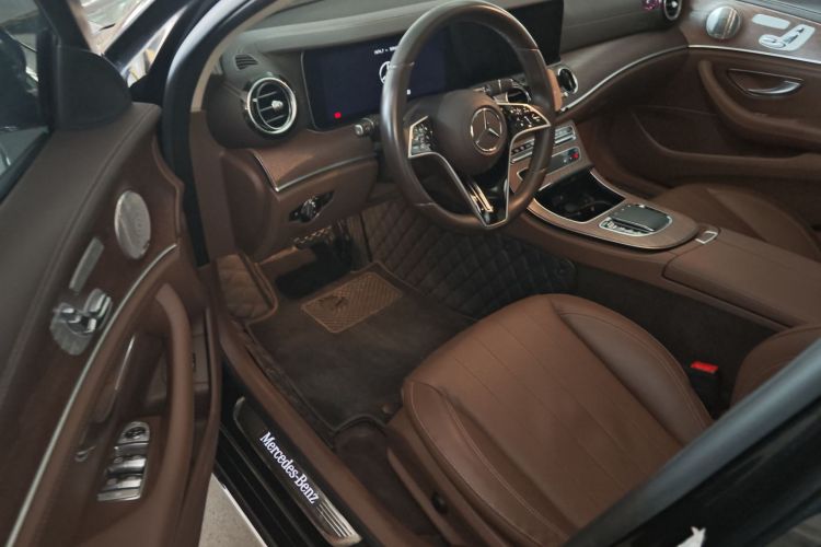 奔驰E级 2023款 E 300 L 豪华型中控内饰20